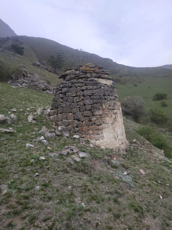 Мониторинг Таргимского ядрообразного мавзолея.
 
В эти дни сотрудниками музея-заповедника, в рамках плана работ, был проведен мониторинг Таргимского ядрообразного мавзолея.

Согласно бытующим ингушским преданиям, памятник был возведен над могилой местного героя-военачальника во второй половине XVIII в.. Впервые мавзолей был отмечен Л.П. Семёновым и И.П. Щеблыкиным.

Мавзолей имеет округлое основание и купольно-ступенчатое покрытие. В верхней части стен просматривается штукатурка бело-желтого цвета. Построен памятник на известковом растворе; кладка стен полигональная, сохранившаяся высота – 3,20 м, на южной стене имеется единственный зарешеченный лаз прямоугольной формы.

Памятнику требуются восстановительные работы.