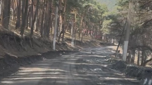 Подготовка основания для укладки асфальта рядом с КК ""Армхи" близится к завершению.

До укладки нового асфальтового покрытия на участке дороги между многоквартирными домами 54 и 64 в с. Армхи будет проложена новая  пластиковая водопроводная труба ( около 200 м). Металлическая труба, которая там сейчас функционирует, находится в ветхом состоянии.