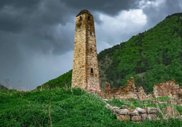 "АСМ Групп" продолжает работы по выявлению неучтенных исторических построек на территории горной Ингушетии и внесению их в создаваемую компанией при поддержке Благотворительного фонда "САФМАР" - Единую электронную базу памятников Ингушетии. Постройки, обладающие признаками объектов культурного наследия, также должны быть внесены в Реестр объектов культурного наследия Ингушетии для их юридической и фактической защиты.

Команда "АСМ Групп" закончила работы по изучению и выявлению построек и стел на Башенном комплексе "Салги". В существующем Реестре находятся 20 объектов культурного наследия, включая башни и хозяйственные постройки. Специалисты "АСМ Групп" выявили на "Салги" еще 88 исторических памятников, обладающих признаками объектов культурного наследия, среди которых - уникальные башни и стелы.

"АСМ Групп" направило в Комитет по охране объектов культурного наследия Ингушетии 88 заявлений о включении выявленных объектов в Реестр вновь выявленных объектов культурного наследия Ингушетии. Надеемся, что в течение 90 рабочих дней еще 88 объектов юридически станут выявленными объектами культурного наследия Российской Федерации и займут свое достойное место среди других уникальных памятников страны. "АСМ Групп" готово оказать всю дополнительную необходимую помощь, чтобы юридически защитить уникальные строения и стелы Башенного комплекса "Салги".