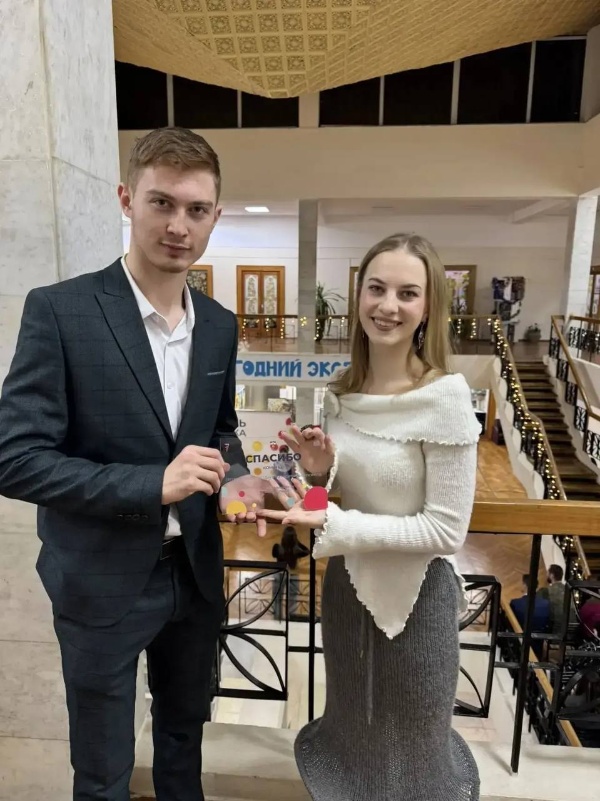 Итоги года молодёжи Пятигорска вместе с ПГУ!

На торжественное подведение итогов года молодёжи города-курорта Пятигорска, объединившее более 200 награждаемых, были приглашены представители УФСКВ: Э.Д. Кондракова, Н.В. Гревцева и Агаджанов Б.А. и председатели студенческих объединений университета: председатель Совета студентов и аспирантов ПГУ – Дария Хажикарова,
председатель «Движения Первых» – Махмуд Деваев.

В рамках масштабного городского мероприятия им были вручены благодарственные письма за активное участие в реализации молодёжных проектов и программ города-курорта Пятигорска в 2025 году – как признание значимого вклада в развитие городской молодёжной политики и общественных инициатив.

Отдельной и особенно значимой стала награда Пятигорскому государственному университету – за плодотворное сотрудничество и вклад в развитие молодёжных инициатив Пятигорска.