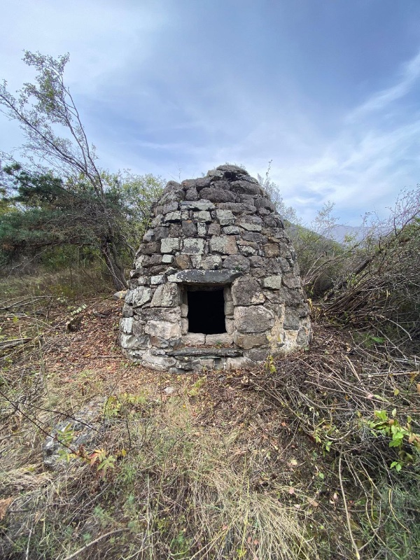 Сотрудники музея-заповедника, в рамках защиты и сохранения объектов культурного наследия, совершили экспедицию к башенной усадьбе «Товханти», расположенной западнее Меллери.

Усадьба  состоит из 1 жилой двухъярусной жилой башни и одного, редкого для края, ядрообразного мавзолея.  

Целью совершения экскурсии являлось очищение периметра мавзолея от разросшейся стихийной поросли, которая представляла потенциальную угрозу целостности исторического объекта.

Ребята, вооружившись пилами и топорами, срубили кустарники и нежелательную растительность, спасая памятник от повреждения и повышая его привлекательность для посещающих. Ведь, дикорастущие растения могли не только повредить памятник, но и скрывали его от взора туристов. 

Мавзолей хорошо сохранился, для своего времени и очень важно как можно дольше поддерживать его в этом состоянии. 

Находится в границах территории Джейрахско-Ассинского музея-заповедника. 