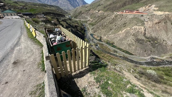 В с.п. Джейрах продолжаются работы по реконструкции 9 площадок ТБО ( мусорных площадок ).  

Аналогичные работы планируется провести в с. Армхи, где 4 площадки ТБО будут приведены в соответствие с санитарными нормами.