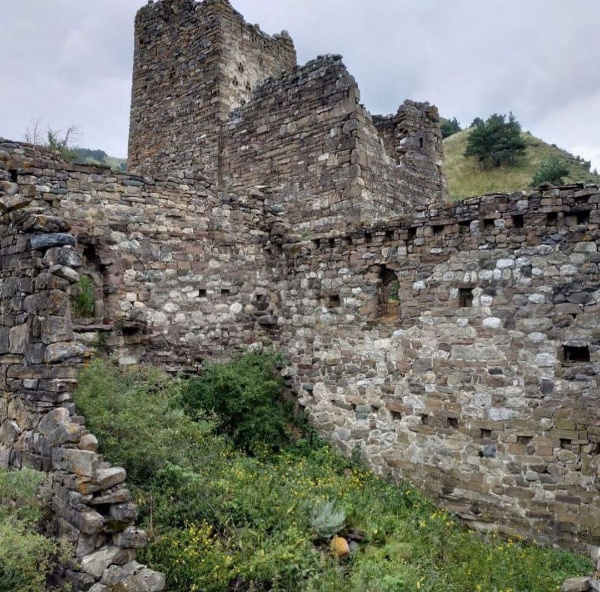 "С радостью сообщаю вам об успехе проекта «Развитие Джейрахско-Ассинского государственного историко-архитектурного и природного музея-заповедника» из Республики Ингушетия. Он  набрал более 65 тыс. голосов и был признан лучшим в области туризма на конкурсе в рамках Дней регионального развития «Пространство будущего» на Выставке «Россия».

Это неудивительно, ведь Джейрахско-Ассинский музей-заповедник занимает целых 65 тыс. гектаров в живописном горном Джейрахском районе нашей красивой Ингушетии. Здесь насчитывается около 500 комплексов каменного зодчества, включая древние храмы, святилища, погребальные сооружения. 

Это настоящий клад, который дает представление об истории и культуре наших предков: погребальные склепы, языческие, христианские святилища, храмы и башенные комплексы, некоторые из которых относятся к середине II тысячелетия до нашей эры. 

Наиболее значительными являются храмы Тхаба-Ерды и Алби-Ерды, замковый комплекс Вовнушки, башенные комплексы Хамхи, Таргим, Эгикал. Эгикал — один из крупнейших средневековых башенных комплексов на территории Ингушетии.

Поздравляю сотрудников природного музея-заповедника и каждого жителя Ингушетии с этим результатом! 

Спасибо каждому, кто отдал голос за наш проект, за ваш вклад в сохранение и популяризацию ингушского культурного наследия!" - глава Республики Ингушетия Махмуд-Али Калиматов.