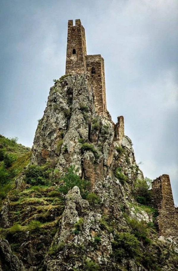 "АСМ Групп" продолжает работы по выявлению неучтенных исторических построек на территории горной Ингушетии и внесению их в создаваемую компанией при поддержке Благотворительного фонда "САФМАР" - Единую электронную базу памятников Ингушетии. Постройки, обладающие признаками объектов культурного наследия, также должны быть внесены в Реестр объектов культурного наследия Ингушетии для их юридической и фактической защиты.

Команда "АСМ Групп" закончила работы по изучению и выявлению построек и стел на Башенном комплексе "Вовнушки". В существующем реестре находятся 16 объектов культурного наследия, включая боевые и жилые башни. Специалисты "АСМ Групп" выявили на комплексе "Вовнушки" еще 71 исторический памятник, обладающий признаками объекта культурного наследия, среди которых - уникальные строения и стелы.

"АСМ Групп" направляет в Комитет по охране объектов культурного наследия Ингушетии 71 заявление о включении выявленных объектов в Реестр вновь выявленных объектов культурного наследия Ингушетии. Надеемся, что в течение 90 рабочих дней еще 71 объект юридически станет выявленным объектом культурного наследия Российской Федерации и займет свое достойное место среди других уникальных памятников страны. "АСМ Групп" готово оказать всю дополнительную необходимую помощь, чтобы юридически защитить уникальные башни, склепы и стелы Башенного комплекса "Вовнушки".
