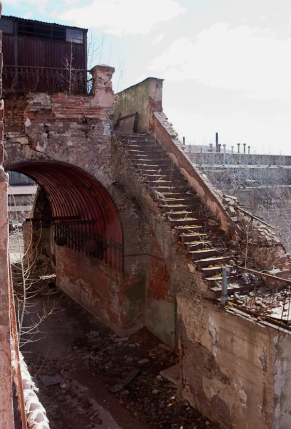 "АСМ Групп" рассматривается в роли генерального проектировщика для реставрации исторических зданий знаменитого Оружейного завода в Ижевске. 

Основанный в 1807, уже в 1812 году для сражений на полях Отечественной войны, завод выпускал гладкоствольные кремниевые, заряжаемые с дула ружья с дальностью боя 200 метров. 

Винтовка системы Бердана, винтовка Мосина, ружье Федорова, пистолет ТТ, авиапулемет Березина и конечно автомат Калашникова - неполный перечень выпускавшегося и выпускаемого по сей день оружия на знаменитом заводе.