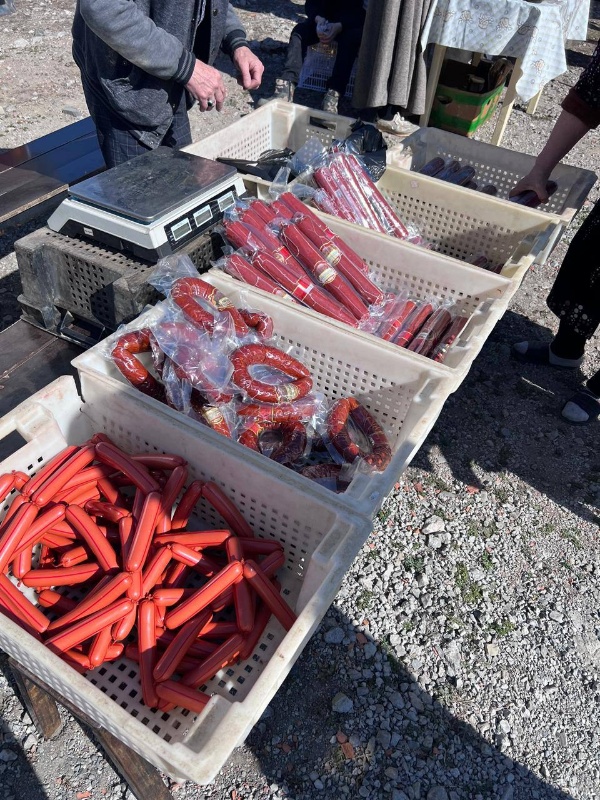 Продовольственная ярмарка в период месяца Рамадан, организованная  Минсельхозом Ингушетии по поручению Главы региона, прошла сегодня в Джейрахском районе (при въезде в с.п. Джейрах).

На ярмарках у жителей была  хорошая возможность приобрести качественную продукцию местных сельхозтоваропроизводителей по доступным ценам. 

Здесь в широком ассортименте было представлено мясо, и колбасные изделия, зерно, виды сезонных фруктов и овощей.