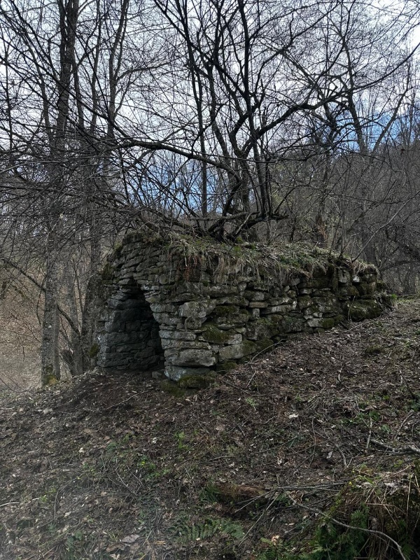 Сотрудники ГБУ «Аргунский музей-заповедник» осуществили плановую выездную экскурсию в Ачхой-Мартановский район Чеченской Республики, с целью ознакомления и изучения объектов культурного наследия, расположенных в селе Чокабух.

Эта поездка стала важным этапом в работе по сохранению и популяризации исторического наследия региона.
В ходе экскурсии сотрудники музея-заповедника особое внимание уделили архитектурным особенностям архитектурных построек и их историческому значению.
Важно отметить, что сохранение исторического наследия является одной из приоритетных задач ГБУ «Аргунский музей-заповедник», и подобные выездные мероприятия позволяют более детально изучить и сохранить уникальные памятники истории и культуры Чеченской Республики.