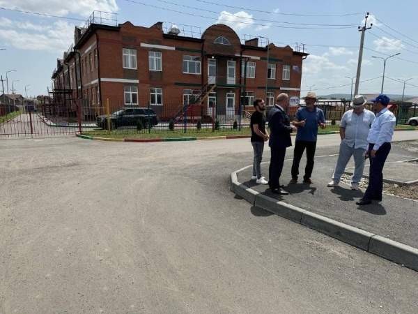 Партдесант «Единой России» в г. Карабулак в рамках Народной программы провел мониторинг благоустройства улиц Дьякова и Мира. Улицы благоустраиваются в рамках федерального партийного проекта «Городская среда». В инспекционном выезде приняли участие: депутаты Городского совета депутатов от фракции «Единой России» Арби Султыгов и Ваха Аушев, а также представитель городской администрации Магомед Мальсагов.
   
Работы проводит фирма ООО «ПИК».  Партийцы пообщались с подрядчиком объекта Тимуром Могушковым. По его словам, работы по благоустройству завершены на 90%, теперь остается только установить мусорные урны и скамейки. «Работы, проводимые фирмой ООО «ПИК», направлены на создание уютной и красивой атмосферы в городе, что способствует повышению уровня жизни горожан и общего благополучия города. Такие мероприятия по благоустройству содействуют совершенствованию городского пространства», - отметили партийцы.  