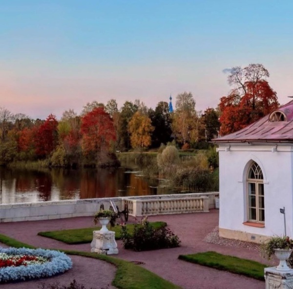Так сегодня выглядит Приоратский парк в Гатчине. В следующем году начнутся масштабные реставрационные мероприятия по проекту "АСМ Групп" на территории парка, включающиеся в себя воссоздание исторических входных ворот.