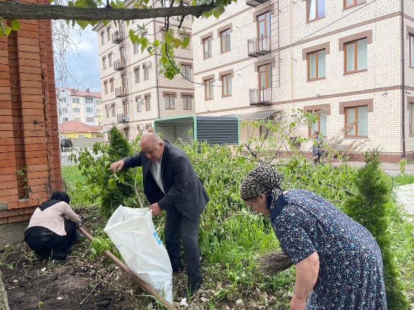 Сегодня, в рамках Всероссийского субботника, сотрудники Джейрахско-Ассинского музея-заповедника и Комитета Государственной охраны объектов культурного наследия провели санитарные мероприятия по очистке прилегающей территории офисного здания в г. Магас, а также был произведён субботник в горной местности. 

Сотрудниками учреждений была произведена обрезка деревьев, проведена работа по борьбе с нежелательной растительностью, собран и вывезен мусор с территорий.

Мы надеемся, что наш небольшой вклад в общее дело по благоустройству и очистке прилегающих территорий, улучшит состояние нашего региона. 