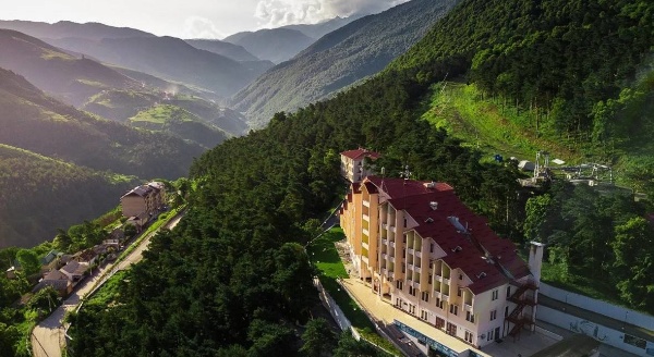 Курорт «Армхи» в Ингушетии увеличит номерной фонд в 4,5 раза

На данный момент там работают 134 номера.

В 2019 году турпоток «Армхи» составлял 6 тыс. человек, сейчас — 21,5 тыс.

Номерного фонда не хватает из-за повышенного спроса со стороны туристов. Значительное увеличение планируется к 2028 году.

«Основная проблема не в спросе, а именно в количестве номерного фонда. Мы его ежегодно увеличиваем. В 2018 году у нас было 84 номера, сейчас — 134 номера, однако темп прироста очень слабый. В планах у нас совместно с Кавказ.РФ довести количество номеров до 620, этого должно хватить. Проектирование начинается уже сейчас, строительство начнется в апреле 2025 года, где-то в 2028 году мы все введем в эксплуатацию», — сообщил гендиректор ООО «Курорты Ингушетии» Магомед Евлоев.