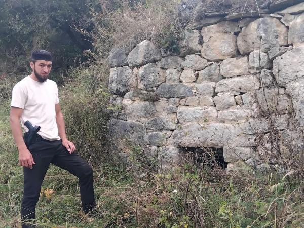 И.о. директора Джейрахско-Ассинского музея-заповедника Ахмедхан Сампиев совместно с сотрудниками совершил обход башенного комплекса «Дошхакле», где очень скоро начнутся подготовительные работы, направленные на сохранение объектов культурного наследия.  

Башенный комплекс Дошхакле — башенное поселение замкового типа на отроге горы Цей-Лам в Галгаевском ущелье высокогорной Ингушетии. Сейчас в нем фиксируется сильно повреждённая шестиэтажная боевая башня в комплексе с 8-ю полуруинированными жилыми башенными сооружениями и каменной оборонительной стеной позднего средневековья.

Боевая башня, находящаяся в центре замка, в плане квадратная, достигала 28 метровой высоты и имела ступенчато-пирамидальную крышу, которая была буквально срезана в результате удара молнии в 1958 году. Своим сводчатым дверным проемом, ведущим сразу на второй этаж, она ориентирована на юго-восток. Жилые башни замкового комплекса в плане прямоугольные или трапециевидные, располагали 2—3 этажами, плоской крышей с высоким парапетом. В их сохранившихся частях стен можно видеть разнотипные сводчатые дверные и оконные проемы, хозяйственные и оборонительные ниши, бойницы, камни-коновязи и прочие конструктивные детали. Одна из башен была искусно приспособлена под оружейную мастерскую, в которой местные многоопытные ремесленники изготовляли качественные сабли, шашки, кинжалы и разносортный порох.

В 1,5 км западнее поселка Дошхакле, на южном склоне фиксируется уже полуруинированный крупный храм-святилище «Дяла» позднего средневековья. На территории комплекса также имеются циклопические сооружения.

По результатам проведенных работ будут составлены акты технического состояния объектов и направлены в вышестоящие организации.
