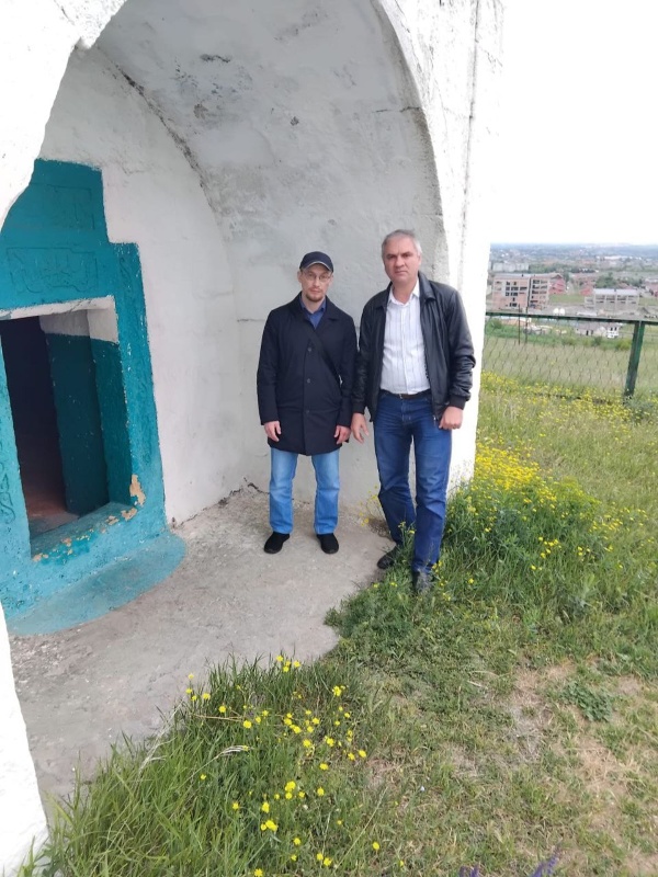 15 мая и.о. директора Джейрахско-Ассинского музея-заповедника Сампиев А.А., по поручению руководителя Комитета Государственной охраны ОКН республики Кодзоева Т.У., совместно с руководителем Благотворительного Фонда «Казыят», представителем Духовного Управления Мусульман России Акказиевым Р.Я., с целью мониторинга технического состояния, посетили мавзолей «Борга-Каш» - один из самых ранних сохранившихся мусульманских памятников на Северном Кавказе и древнейший в Ингушетии .

Памятник расположен на северо-западной окраине сельского поселения Плиево Назрановского района Республики Ингушетия, на берегу Сунжи, являющегося отрогом Сунженского хребта. Высота над уровнем моря  - 652 м.

Мавзолей представляет собой белокаменное строение 5,5 метров в длину, 4 метра в ширину и высотой 3,2 метра. Имеет прямоугольное основание и полукруглый купол. С южной стороны находится стрельчатая арка, венчающая невысокий вход, над которым три плиты с арабскими надписями. Они сообщают, что мавзолей построен в 808 году по хиджре (что соответствует 29 июня 1405-17 июня 1406 года) для захоронения некоего «Бек-Султана сына Худайнада».

Борга-Каш является памятником истории и культуры всероссийского значения и находится под охраной государства. В разное время изучался Семеновым Л.П., Щеблыкиным И.П., Лавровым Л.И. и т. д. 

Руководитель благотворительного фонда, в свою очередь, выразил желание оказать посильную помощь и принять непосредственное  участие в работах по его сохранению.