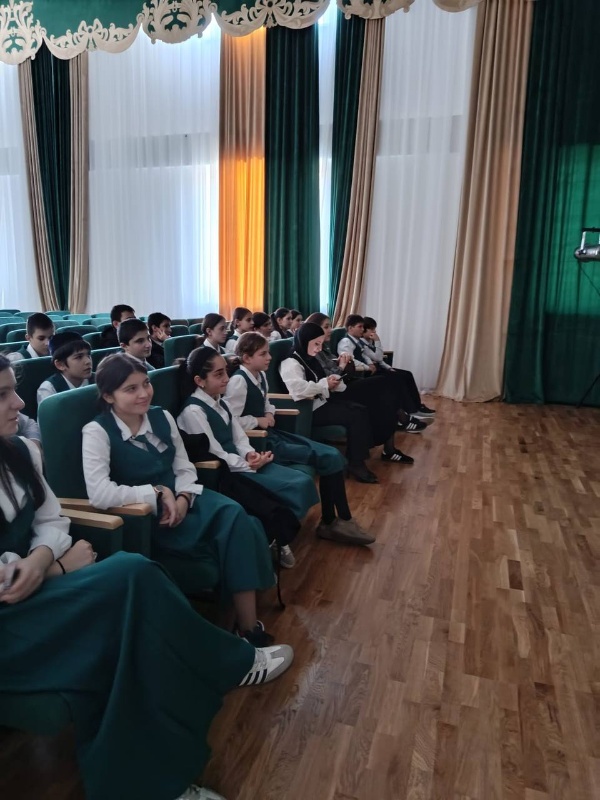 Сегодня, 18 ноября 2025 года в 13 часов в Доме Культуры с.п. Джейрах для учащихся СОШ с.п. Джейрах состоялся показ художественного фильма "Красные ленты", приуроченный к 85-летию Крымской оборонительной операции.