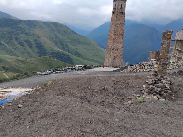 И.о. директора музея-заповедника Сампиев А.А., в рамках проведения надзора за проведением реставрационных, консервационных и противоаварийных работ, направленных на сохранение историко-архитектурных объектов горной Ингушетии, совершил инспекционную поездку к башенным комплексам «Морч» и «Хьамишки», где проходят восстановительные работы по согласованным проектам «АСМ Групп». Специалисты которых также проводят авторский контроль проводимых работ.

Так, например, в ходе проведенного последнего надзора были отобраны и отправлены в лабораторию для экспертизы образцы растворов, применяемые подрядчиком при реставрации.

Хамишки и Морч – это комплексы, расположенные в Джейраховском ущелье с множеством исторических объектов различной степени сохранности.

Напомним, что в сентябре прошлого года был завершен первый этап реставрационных работ на комплексе «Морч», в ходе которого были восстановлены одна боевая, одна полубоевая и одна жилая башни.

В Хьамишке можно наблюдать две отреставрированные боевые башни.