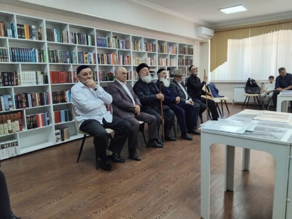 4 июня Руководитель Комитета Государственной охраны объектов культурного наследия Кодзоев Т. У. и сотрудники Джейрахско-Ассинского музея-заповедника приняли участие в фотовыставке исследователя-архивиста Берснако Газикова.

Выставка уникальных фотографий и архивных документов – результат многолетнего кропотливого труда известного краеведа, исследователя-архивиста Берснако Газикова – была развернута на площадке Назрановской городской библиотеки, где были представлены материалы из фондов государственного архива РФ и государственного русского музея Санкт-Петербурга. Несколько сотен фотографий, картин, газетных вырезок, снимков и зарисовок старинных ингушских башен и сельских поселений, выдающихся людей, причастных к основанию ингушской государственности сыграют важную роль в изучении истории ингушского народа, жизни и быта наших предков. 

Исследователь с удовольствием рассказывал о каждой фотографии, причём присутствовавшие слушали его с неподдельным интересом. 

Собравшиеся отметили, что презентация является ценным источником, для всех причастных, позволяющим по-новому взглянуть на историю и культуру ингушского народа.