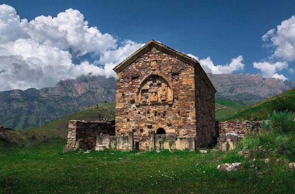 Археологи дадут старт раскопкам внутри древнейшего христианского храма не только в Ингушетии, но и России Тхаба-Ерды в горах. Там хотят найти более древний памятник, который ранее зафиксировал русский историк.
Внутри самого старого христианского храма в России Тхаба-Ерды (Ингушетия) начнутся раскопки, чтобы найти более древнее сооружение. Старт работ намечен на 2025 год, рассказал глава комитета госохраны объектов культурного наследия республики Тимирлан Кодзоев в разговоре с журналистами.

«Разработан проект, хотим установить временные конструкции в виде купола для того, чтобы провести археологические работы внутри христианского храма, это самое важное. Внутри сооружения такие исследования никогда не проводились. Они начнутся весной после усиления памятника должным образом» - Тимирлан Кодзоев

Он передал, что именитый русский историк Всеволод Миллер как-то сделал запись, что храм имеет древние ступеньки и другие сооружения, которые сейчас не доступны глазу. Его свидетельства говорят о том, что храм многоуровневый.

«То есть получается, что на плечах старого храма Тхаба-Ерды стоит современный, который мы видим» - Тимирлан Кодзоев

Он также отметил, что в ходе первого этапа исследовательских работ рядом с храмом были найдены могильник и пара древних поселений.
