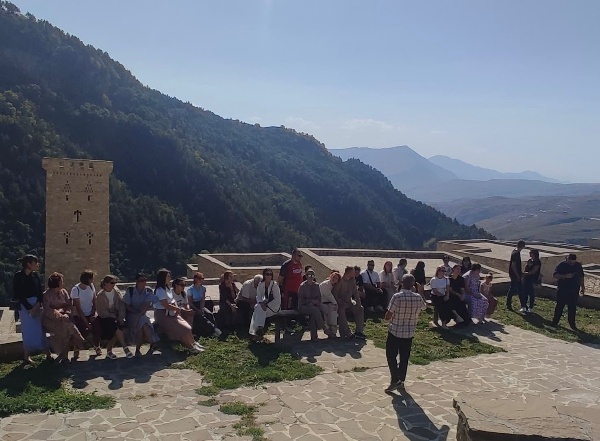 Туристы приняли участие в выездной лекции и экскурсии в Хойском историко-архитектурном музее. В ходе мероприятия участники познакомились с уникальными памятниками истории и архитектуры, узнали о культурном наследии региона и традициях местных жителей.

Посещение музея стало важным опытом, позволившим расширить знания, увидеть ценные экспонаты и прикоснуться к историческому прошлому.