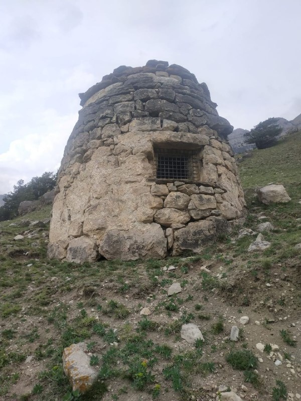 Мониторинг Таргимского ядрообразного мавзолея.
 
В эти дни сотрудниками музея-заповедника, в рамках плана работ, был проведен мониторинг Таргимского ядрообразного мавзолея.

Согласно бытующим ингушским преданиям, памятник был возведен над могилой местного героя-военачальника во второй половине XVIII в.. Впервые мавзолей был отмечен Л.П. Семёновым и И.П. Щеблыкиным.

Мавзолей имеет округлое основание и купольно-ступенчатое покрытие. В верхней части стен просматривается штукатурка бело-желтого цвета. Построен памятник на известковом растворе; кладка стен полигональная, сохранившаяся высота – 3,20 м, на южной стене имеется единственный зарешеченный лаз прямоугольной формы.

Памятнику требуются восстановительные работы.