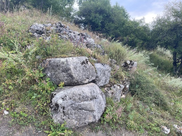 В последние годы археологи начали находить свидетельства существования древней цивилизации, существовавшей в Ингушетии задолго до письменной истории. Циклопические постройки — это сооружения из огромных нетёсаных каменных глыб безрастворной кладки горизонтального плана, древние каменные жилища. Циклопические сооружения считаются шедевром древней цивилизации — никто точно не знает, кто их построил и зачем.
Начало научного изучения мегалитических памятников на территории горной Ингушетии приходится на 20-30 гг. ХХ в. Именно в это время они изучались такими известными русскими учёными- кавказоведами как Л.П. Семёнов и Е.И. Крупнов.

В настоящее время на государственном учете как выявленные объекты культурного наследия состоят в архитектурном комплексе Таргим в количестве 14-ти построек, хотя на территории горной Ингушетии такие постройки ранее были обнаружены у селений Эгикал, Хамхи, Кхарт, Дошхакле, Тори, Озик, Кели, Кязи и др. В эти дни сотрудниками музея-заповедника началась огромная работа по установке на учет всех циклопических построек в горной Ингушетии как объектов культурного наследия. 

Нужно отметить, что среди ученных вопрос о датировке циклопических сооружений в течение многих лет остаётся дискуссионным. Проблема датировки мегалитических сооружений сегодня, как и раньше является актуальной.

Л.П. Семёновым и Е.И. Крупновым, после изучения ими остатков мегалитических построек в ингушских селениях Хамхи, Эгикал, Дошхакле, было сделано заключение, что данные циклопические дома-крепости принадлежат к эпохе скифов, т.е. VII-V вв. до н. э. «когда были крепкие родовые устои и все постройки возводились усилиями многочисленных членов рода». Мысль о древности циклопических памятников по фольклорной информации высказывает и ученый кавказовед Б.К. Далгат.

Однако в последнее время такие учёные как: С.Ц. Умаров, В. Б., Виноградов, В.И., Марковин,  изучавшие данные мегалитические сооружения в горной Ингушетии, называют другое время их возникновения XI-XIII вв. н.э. 

Наиболее оптимальным и приемлемым вариантом является датировка выдвинутая археологом М.Б. Мужухоевым. Им в конце 70-х начале 80-х гг. были произведены раскопки циклопических построек у средневековых башенных поселений Карт и Дошхакле. Сделав анализ на основе собранного материала, он даёт свою датировку II –I тыс. до н. э. Вместе с тем учёный высказывает и мнение о разновременности циклопических построек. Археолог В. И. Козенкова также считает возможным относить рассматриваемый тип каменных жилищ к 1 тыс. до н. э.

С происхождением этих громадных сооружении связано много легенд и преданий. Считалось, что мегалиты – дело рук великанов, которые, играючи, могли перекидывать камни с ладони на ладонь. У древних греков считалось, что эти огромные сооружения строили одноглазые мифические великаны- циклопы. Отсюда и название.

В сказаниях у ингушей также упоминаются великаны - вампалы, а среди них встречались и одноглазые исполины. Однако легенды или сказания не могут дать общее объективное объяснение тому, как и кем, строились, и самое главное, к какому периоду относится строительство данных построек. Отсутствие письменных свидетельств по этой проблеме затрудняют их изучение.