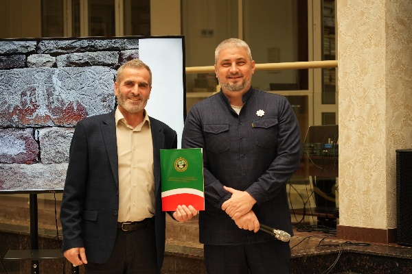 В рамках окончания первой Недели чеченской культуры в Карелии в Национальной библиотеке Чеченской Республики состоялись две лекции в формате открытого разговора и выставка, организаторами которой являлись ГБУ «Аргунский музей-заповедник» и арт-резиденция «PERLAMUTER» при поддержке ГБУ «Национальная библиотека Чеченской Республики им. А.А. Айдамирова»!

Первая часть лекции по теме «Культурный код: «Опыт сравнения Карелии и Чечни» состоялась под руководством Ксении Диановой (кандидата исторических наук и лектора общества «Знание»), в ходе которой прошло исследование диалога культур в современном мире.
Вторую часть по теме «Культурный код Чечни на примере архитектуры» провел Рамзан Баканаев (старший научный сотрудник ГБУ «Аргунский музей-заповедник»), который рассказал про символизм башен как символа укорененности, чести, памяти и моста между материальной и нематериальной культурой, между архитектурой и мировоззрением чеченского народа.

В ходе мероприятия активное участие приняли:

— Российский ученый, этнолог, исследователь чеченской истории и культуры, доктор исторических наук Леча Ильясов;
— Помощник Главы Чеченской Республики Тимур Алиев;
— Депутат парламента Чеченской Республики Аднан Нагаев;
— Председатель Общественной палаты Чеченской Республики Исмаил Денильханов;
— Директор ГБУ «Аргунский музей-заповедник» Хизар Яхъяев;

Целью мероприятия было донесение до слушателей всю ценность культурного единства и взаимообмена культурный опытом для сохранения единства в обществе и исторического достояния.
Как отметили организаторы, к концу лекции поставленные цели и задачи были достигнуты.

А также представители ЧГПУ и ГГНТУ им М. Д. Миллионщикова выразили свою благодарность музею-заповеднику за активное сотрудничество и помощь в обучении подрастающего поколения.