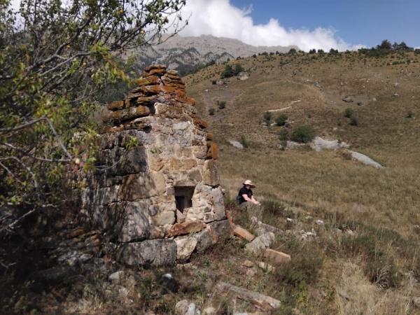 3 сентября и.о. директора Джейрахско-Ассинского музея-заповедника Ахмедхан Сампиев совершил инспекционную поездку к архитектурному комплексу «Б1арах».

«Б1арах" - архитектурный комплекс замкового типа на отроге горы Цорей-Лоам.  В 900 метрах к юго-востоку от Коали расположен Нижний Барах, а в 800 метрах юго-восточнее на гребне горного кряжа находится Верхний Барах, северо-восточнее от башенных  комплексов Герите и Таргим. Комплекс расположен на отметке 1500 м. над уровнем моря. Со всех сторон окружен горами.

Находится в Джейрахском районе Ингушетии, входит в сельское поселение Гули. Родовое село ингушского тейпа Б1арахой.

Согласно народному преданию, по одной из версий, комплекс основал в давние времена легендарный ингушский богатырь Барахо (Б1арахо-К1ант), сын Таргима. Вот что пишет об этом Ч.Ахриев в своём труде "Ингуши (их предания, верования и поверья)": "от Аэйги произошёл Барханло и основал аул Барким, от Таргима произошёл Барахо и основал аул Барах".

По другой легенде, Б1арах получил своё название от словосочетания "б1аь баьре" (100 всадников). Но эти всадники были необычными. Речь шла о воинах, которые могли молниеносно вступить в сражение. Кроме того, в случае необходимости несколько суток они могли вести осаду или дожидаться неприятеля. Так было, когда древний Барах задумывался как единый оборонительный комплекс. Сегодня Б1арах делится на два селения - комплекса - Верхний (старый Б1арах), и Нижний Б1арах. Они близки друг к другу. Сейчас комплекс почти весь разрушен, но в некоторых стенах сохранились арочные проемы и другие мелкие элементы.

Раньше здесь за высокой̆ оборонительной̆ стеной̆ стояли боевые башни. По сути, это был высокогорный̆ форпост в северной̆ части горной̆ Ингушетии. Вид из Верхнего Б1араха открывается панорамный̆. Просматриваются  ущелья и аулы от Хамхи, Эгикал, Таргим до Гаьнти, Пялинг, Ний, Никоте.

Рядом со склеповыми могильниками находятся мусульманские могилы. На стыке религий предки сохраняли преемственность и уважение к вере и почитание традиций праотцов. Устоял трехэтажный пирамидальный склеп, и рядом другой - с двускатной удлиненной кровлей. На первом сохранилось грубо, словно схематично, выполненное изображение человека. Руки лежат вдоль тела. Без оружия. Многие исследователи изучали этот склеп, пытаясь разгадать послание предков. Также в верхней части Нижнего Бараха стоит высокая антропоморфная стела, которая представляет большой научный интерес для многих исследователей (такие же стелы расположены на территории комплекса «Мяшхи»). В черте поселка также можно наблюдать столпообразное святилище.

Эта земля овеяна легендами. Из Б1араха вышли многие знаменитые ингуши. Например, Б1архой К1ант – известный̆ в народе как защитник страны, очень смелый, отважный, бескомпромиссный в борьбе со злом, а также яркие представители фамилии: религиозные деятели, участники войн, ученые, писатели, поэты, бизнесмены и спортсмены. 