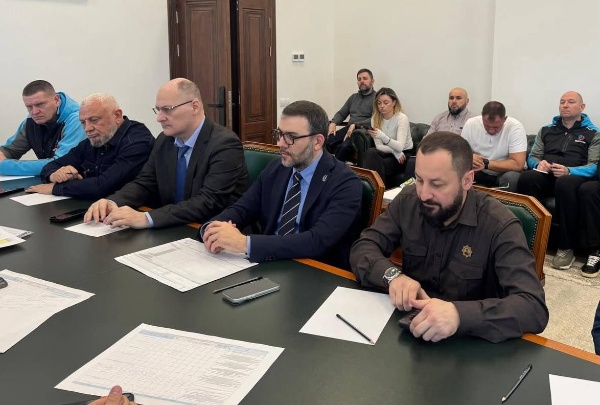 Руководители Кавказ.РФ Андрей Юмшанов, Хасан Тимижев и Владимир Лапухин провели встречу в Чечне с зампредом Правительства ЧР Рустамом Шаптукаевым, министром туризма Муслимом Байтазиевым и региональной командой, отвечающей за проект курорта «Ведучи».

«Совещание прошло конструктивно: обсудили со всеми подрядчиками механизм завершения строительства инфраструктуры, монтажа и пусконаладки VL1. Особое внимание уделено инженерно-техническом сопровождению запуска этой сложной канатной дороги», — сообщил гендиректор Кавказ.РФ Андрей Юмшанов.

В этом году стройка на «Ведучи» выходит на финальный этап.