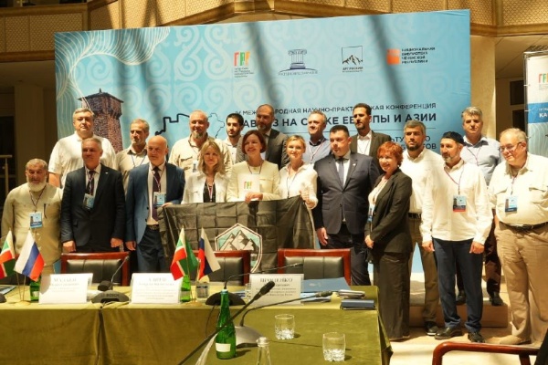 Руководитель Комитета Государственной охраны объектов культурного наследия Кодзоев Т.У. и и.о. директора ГКУ «Джейрахско-Ассинский музей-заповедник» Сампиев А.А. приняли участие в Международной научно-практической конференции «Кавказ на стыке Европы и Азии: проблемы сохранения историко-культурного наследия и реставрация уникальных объектов в Северо-Кавказском федеральном округе», которая проходит в г. Грозный Чеченской республики 21-23 июля 2024 г.

На конференции Тимирлан Умарович выступил с докладом «Историко-культурное наследие как важнейший фактор социально-экономического развития республики Ингушетия», в котором обозначил сохранение историко-культурного наследия как приоритетное направление в работе органов власти.

Руководитель Комитета в своем выступлении рассказал о значении историко-культурного наследия в социально-экономическом развитии республики, о его современном состоянии, а также принимаемых мерах на пути его сохранения.

Одним из важнейших направлений развития региона, руководство республики рассматривает развитие туристической отрасли, позволяющий задействовать и эффективно использовать рекреационный, производственный и социально-культурный потенциал республики, что также предполагает обеспечение населения новыми рабочими местами и, соответственно, увеличение налоговых поступлений.

Были отмечены масштабные работы по восстановлению башенных комплексов, которые проходят в горной Ингушетии, при финансовой поддержке благотворительного фонда М. Гуцериева «САФМАР». Принятая программа, рассчитанная на 10-15 лет, предполагает помимо восстановления объектов культурного наследия и обновление инженерных коммуникаций, строительство отелей, кемпингов и других объектов, связанных с туристическим бизнесом.

В завершении своего выступления, руководитель Комитета продемонстрировал слайды, посвященные горной Ингушетии.

Мероприятие проходило в дружеской и позитивной атмосфере, где участники обменялись опытом и узнали много нового и интересного для дальнейшего изучения и сохранения историко-культурного наследия регионов.