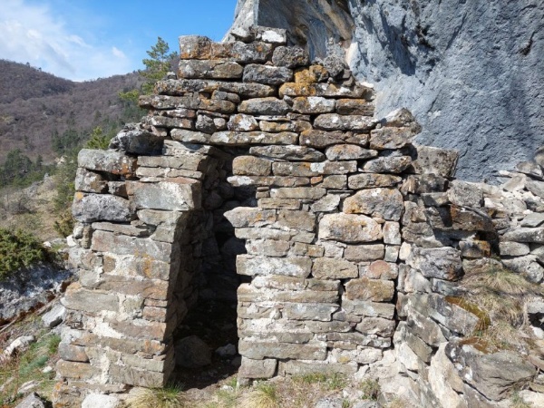 Дошхаклинский храм-святилище, расположен в западной части башенного поселения «Дошхакле».

Памятник открыт, введен в научный оборот и подвергнут археологическим раскопкам М.Б. Мужухоевым в 1979-1980 гг, датируется  XIV-XV вв.

Святилище представляет собой весьма оригинальную постройку с узкими входами, оно пристроено к скале, имеет три камеры. С другой стороны к храму имелась большая пристройка с отдельным входом. К нашим дням сохранилась лишь основание этой пристройки.

Внутри памятника имеются кости и рога жертвенных и диких животных. Стены широкие, на них расположены небольшие тайнички и ниши.  Объект полуразрушен, крыша не сохранилась.

Последний мониторинг памятника сотрудниками Джейрахско-Ассинского музея-заповедника был проведен к концу апреля текущего года, в ходе которого также было отмечено его неудовлетворительное состояние.   