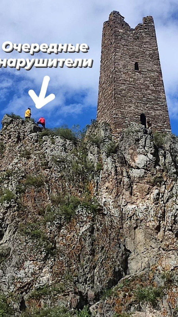 Сегодняшний материал мы хотим посвятить такому малоприятному явлению, как вандализм в горах. Под вандализмом понимают акты разрушительного поведения человека, в ходе которого уничтожаются или оскверняются предметы искусства, культуры.

К большому сожалению приходится констатировать, что сотрудниками музея-заповедника неоднократно фиксируются случаи вандализма в горной местности.

Несмотря на то что, мы в своей работе неоднократно напоминаем посетителям горной местности о хрупкости памятников, о том, что мы своими противоправными действиями наносим памятникам непоправимый ущерб, многие упрямо игнорируют замечания и взбираются на некоторые объекты, которые и так находятся под угрозой обрушения, наносят на них надписи, разводят костры в неположенном месте, оставляют за собой мусор и т.д.

Мы, в рамках своей работы, проводили ознакомительные беседы с учащимися СОШ республики, рассказывали про правила посещения горной местности, о необходимости соблюдения чистоты и порядка на территории памятников, но мы и предположить не могли, что есть необходимость объяснять такие вещи взрослым людям.

Памятники истории и культуры – это память наших предков, это наша историческая родина, это, наконец, достояние всего ингушского народа, поэтому у нас нет морального права не только на ее уничтожение, осквернение, у нас нет права даже на ее забвение.

Поэтому, пользуясь случаем, как мы осуждаем тех, кто оскверняет память предков, мы также благодарим всех, кто осознанно относится к памятникам старины, всех, кто, проявляя активную гражданскую позицию, проводят субботники в горной местности, занимаются вырубкой нежелательной растительности и приводит за собой в надлежащее санитарное состояние территорию заповедника.

Как мы неоднократно говорили, памятники истории и культуры находятся под охраной государства. Лица, причинившие вред объекту культурного наследия, несут в соответствии с законодательством РФ уголовную, административную и иную ответственность.

Хочется также напомнить некоторым правонарушителям, что помимо установленных камер видеонаблюдения, многие комплексы защищены «фотоловушками», которые дают безошибочную возможность их распознавания.

В связи с этим, в рамках своей работы, мы предупреждаем, что фотографии следующих нарушителей на огромном баннере, мы будем вывешивать при въезде в Джейрахский район, а также будем их размещать на своем телеграм-канале и на официальном сайте учреждения, и у них будет уникальная возможность «прославить» себя на всю республику.