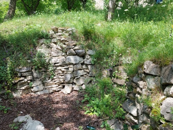 В ходе совершенной инспекционной поездки в с. Фуртоуг, на территории комплекса сотрудниками Джейрахско-Ассинского музея-заповедника были обнаружены ранее не учтенные две речные мельницы и четыре подземных склепа.

Речные мельницы расположены в 250-300 м западнее комплекса, состояние руинированное – сохранились всего лишь фрагменты стен. Также по словам местных жителей, в 100 м от водопада до 2002 года находилась еще одна действующая мельница, которая из-за сильного наводнения летом того же года была смыта ливневыми дождями.

А обнаруженные подземные склепы, также расположенные на территории комплекса, которые содержали в себе костные останки, местными жителями из религиозных соображений были засыпаны землей. 

По данному факту, для обеспечения целостности и сохранности этих объектов, будут представлены заявления в вышестоящие организации о включения их в перечень выявленных объектов культурного наследия республики.

Достопримечательностями комплекса являются памятники архитектуры, Фуртоугский водопад, дом-музей с историей Фуртоуга имени Гапура Ахриева.