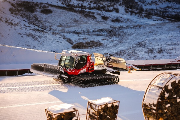 Проект гаража ратраков на северном склоне «Ведучи» прошел Главгосэкспертизу.

Это будет один из эпицентров горнолыжной инфраструктуры фактически на вершине основной зоны катания — хребте Данедук на высоте 2327 метров. Главгосэкспертиза России по итогам рассмотрения проектно-сметной документации Кавказ.РФ выдала положительное заключение на проект гаража ратраков.

В здании на пять машин (две — внутри и три под навесом) в несколько этажей помимо техники будут находиться комнаты для отдыха и питания персонала, санузлы, подсобные помещения и даже мини-заправочная станция вместимостью 90 кубометров топлива. Общая площадь застройки составит почти 600 квадратных метров. И все это на вершине северного склона курорта, между станциями двух кресельных канатных дорог под рабочими названиями VL2 и VL4. Строительство этих канаток уже завершается.