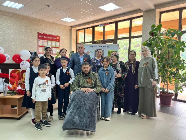 В Доме культуры с. п. Ляжги состоялось праздничное мероприятие, приуроченное к 80-летию Победы в Великой Отечественной войне. 

Работники ДК совместно с учителями и учащимися ГБОУ "СОШ с. п. Ольгетти" подготовили концертную программу. Дети пели песни о войне, исполняли танцы, читали стихи. Также на концерте выступили правнучки ветерана Великой Отечественной войны, участника обороны Ленинграда из села Ляжги Курскиева Хадриса Ибрагимовича. 