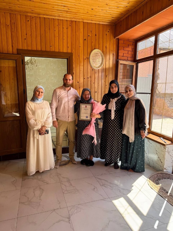 В селе Галашки Сунженского района в День семьи, любви и верности чествовали супругов Точиевых, проживших вместе 47 лет и воспитавших шестерых детей. 

Начальник соцотдела администрации района Ибрагим Гулиев вместе с представителями Дома культуры посетили семью. 

Дети Точиевых получили высшее образование и успешно работают, двое пошли по стопам матери, выбрав профессию медика. За чаепитием говорили о семейных традициях и ценностях. 

Милихан Точиева с гордостью рассказала о внуках, подчеркнув важность уважения к истории и традициям.