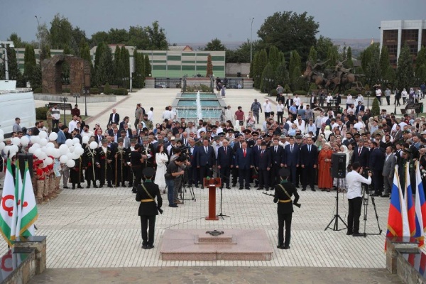 У Мемориала памяти и славы в Назрани прошла церемония возложения цветов, посвященная Дню солидарности в борьбе с терроризмом. 

Глава Ингушетии Махмуд-Али Калиматов вместе с представителями власти, силовых структур, общественных организаций и молодежи почтили память погибших минутой молчания и возложили цветы к Вечному огню. 

Особое внимание было уделено молодёжи. Кадеты Горского кадетского корпуса и юнармейцы встали в почётный караул, а волонтёры раздали памятки по профилактике терроризма. 
