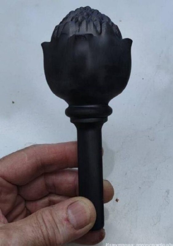 Приоратский парк в городе Гатчина Ленинградской области вскоре установит новые ворота. Пять оригинальных сооружений, созданных во второй половине XIX века не сохранились до наших дней, а их воссоздание проходит с помощью аддитивных технологий. 

Пресс-служба администрации Ленинградской области поделилась первыми фотографиями деталей ворот - цветами и наконечниками будущих композиций, напечатанными по специально разработанным 3D-моделям. 

"Ворота будут изготовлены по проекту "АСМ Групп" по оригинальной технологии XIX века. Это крупный плитняк, нарезанные и собранные элементы каркаса ворот и кованная решетка", - рассказал заместитель председателя областного правительства Владимир Цой. 

А пока "АСМ Групп" осуществляет авторский и технический надзоры за производством реставрационных работ.