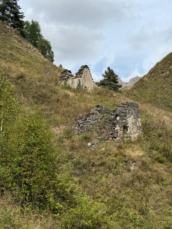 On September 18, 2024, the acting director of the museum-reserve Sampiev A.A., together with the staff, made an inspection trip to the Tsori tower complex as part of the work plan.

Medieval complex "Tsori" - one of the largest tower complexes - is located in the eastern part of the Dzheyrakh district of the Republic of Ingushetia, on the border with Chechnya and Georgia, on a high mountain ledge. Its more accurate location is the Guloikhi Gorge. There is a tower complex at an altitude of 1,170 m.

At the moment, there are three battle towers, more than three dozen residential, 12 crypt burial grounds, early Muslim land burials, an early Muslim mosque built, according to studies, on the remains of a destroyed residential tower, an ancient mausoleum, and traces of two river mills were found. If you look closely, on the walls of the towers you can see interesting ornaments created from stones of different colors. There is a lot of evidence that artisans and architects who lived in the fortress were famous for their art throughout Ingushetia.

The battle towers of the castle ensemble are quite high, although not completely preserved. You can still see window openings, loopholes, arched ceilings and nothing like salt symbols, telling about the traditions of ancient Ingush. In general, despite the huge age of the buildings, many ornaments and decorative fragments have been preserved on the buildings.

The roof of the battle tower is flat with teeth at the corners, topped with conical stones. In Tsori, the towers and sakli of almost all the villages adjoin each other, piling up with tiers and forming one solid, strongly fortified castle.

Crypts are scattered near the village in several places. They are made of uncooked stones, on lime, have a yellow lining and in each tier of lazes - often rectangular, less often with a semicircular vault. More than half of them remained at full height. And the crypt that collapsed in 2022 was restored last autumn.

Employees of the institution on the spot collected field material, examined the safety of monuments, made photofixation.

On all objects of cultural heritage of the complex will be drawn up acts of technical condition and sent to higher organizations.