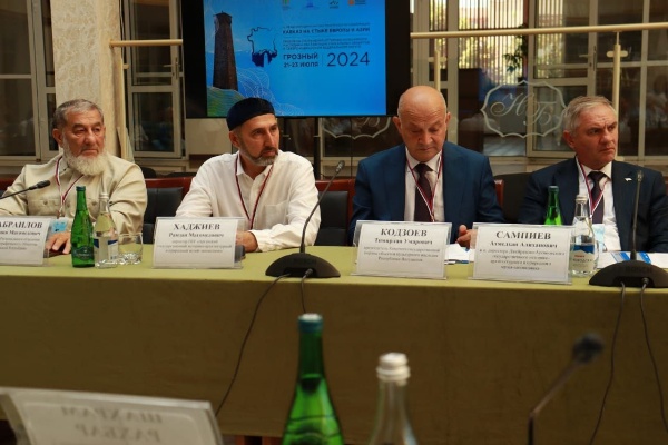 Руководитель Комитета Государственной охраны объектов культурного наследия Кодзоев Т.У. и и.о. директора ГКУ «Джейрахско-Ассинский музей-заповедник» Сампиев А.А. приняли участие в Международной научно-практической конференции «Кавказ на стыке Европы и Азии: проблемы сохранения историко-культурного наследия и реставрация уникальных объектов в Северо-Кавказском федеральном округе», которая проходит в г. Грозный Чеченской республики 21-23 июля 2024 г.

На конференции Тимирлан Умарович выступил с докладом «Историко-культурное наследие как важнейший фактор социально-экономического развития республики Ингушетия», в котором обозначил сохранение историко-культурного наследия как приоритетное направление в работе органов власти.

Руководитель Комитета в своем выступлении рассказал о значении историко-культурного наследия в социально-экономическом развитии республики, о его современном состоянии, а также принимаемых мерах на пути его сохранения.

Одним из важнейших направлений развития региона, руководство республики рассматривает развитие туристической отрасли, позволяющий задействовать и эффективно использовать рекреационный, производственный и социально-культурный потенциал республики, что также предполагает обеспечение населения новыми рабочими местами и, соответственно, увеличение налоговых поступлений.

Были отмечены масштабные работы по восстановлению башенных комплексов, которые проходят в горной Ингушетии, при финансовой поддержке благотворительного фонда М. Гуцериева «САФМАР». Принятая программа, рассчитанная на 10-15 лет, предполагает помимо восстановления объектов культурного наследия и обновление инженерных коммуникаций, строительство отелей, кемпингов и других объектов, связанных с туристическим бизнесом.

В завершении своего выступления, руководитель Комитета продемонстрировал слайды, посвященные горной Ингушетии.

Мероприятие проходило в дружеской и позитивной атмосфере, где участники обменялись опытом и узнали много нового и интересного для дальнейшего изучения и сохранения историко-культурного наследия регионов.