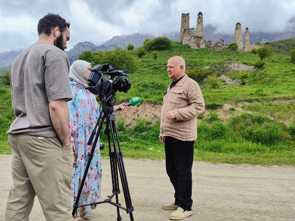 Представители команды разработки и внедрения Национальной системы «Территория» совместно с Главой комитета государственной охраны объектов культурного наследия Республики Ингушетия Кодзоевым Тимерланом Умаровичем и директором Джейрахско-Ассинского историко-архитектурного музея-заповедника Сампиевым Ахмедханом Алихановичем провели рабочую поездку в горную часть Республики Ингушетия.

Во время поездки посетили группу отдаленных и труднодоступных объектов, где в последнее время проводились научные исследования и были сделаны важные находки. 

На месте отчитались о ходе работ по внедрению, предварительных результатах и проблемах, обсудили вопросы взаимодействия комитетов Правительства Республики Ингушетия с администрацией Джейрахского района для оказания содействия процессу внедрения Национальной системы «Территория» в Джейрахском районе.

Также были затронуты вопросы безопасности подъездных путей к отдалённым объектам, обеспечения их сохранности в связи с необходимостью организации пеших маршрутов для гостей Республики.