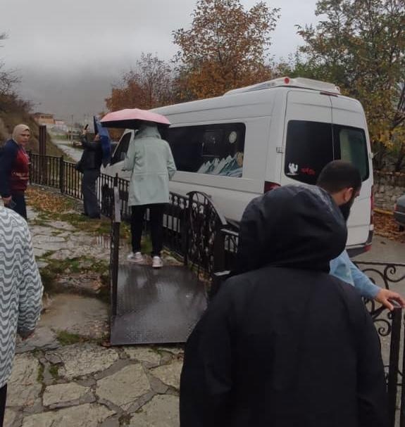 В рамках туристической программы была проведена экскурсия для группы туристов в одно из самых самобытных и исторически значимых мест Чеченской Республики — селение Хой.

Участники посетили древний башенный комплекс, познакомились с архитектурными особенностями и историей поселения. Гости также осмотрели смотровые площадки, откуда открываются живописные виды на горные долины, и узнали больше о культурном наследии горных народов.