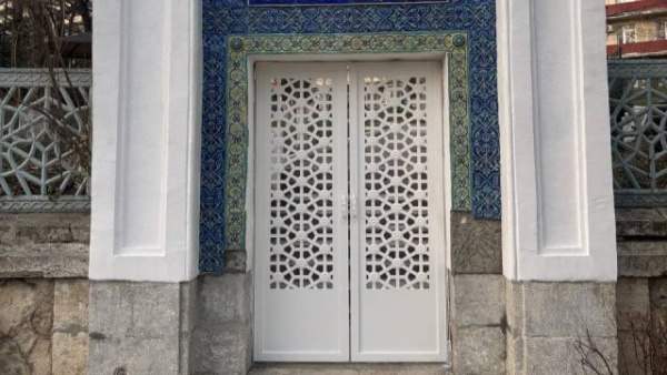 Всем хорошо известен Дом эмира Бухарского в Санкт-Петербурге, на Петроградской стороне.
А что вы знаете о Дворце эмира Бухарского в Железноводске?

На прошлой неделе волонтеры пятигорского "Том Соейер Феста" провели работы на майолике, созданной в 1909 году в мастерской Гельдвейн-Ваулина в Санкт-Петербурге, очистили и восстановили входной портал в этом дворце.

Как рассказали в соцсетях фестиваля, калитку делали из двух листов железа, а исторический узор вырезали лазером. Кроме того, волонтеры планируют создать реплики утраченных изразцов (керамической плитки, с помощью которой облицовывают печи, стены и камины).

Сам дворец эмира Бухарского сейчас тоже восстанавливают. Работы в нём обещают завершить в конце октября 2025 года.