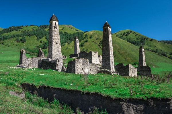 Сегодня День ингушской башни — символа стойкости и мудрости нашего народа.

Каждая башня — это не просто камень, это живая история, дух наших предков, их труд, воплощенный в уникальной культуре, зародившейся среди горных вершин.

Эти башни, возведенные из камня, который крепче времени, стали немыми свидетелями вековых перемен и продолжают стоять, словно непоколебимые стражи нашей истории.

Они — наша гордость и опора, и забота о них для будущих поколений — это наша общая ответственность.

В Республике Ингушетия активно ведется работа по восстановлению исторических комплексов. Они обретают новую жизнь, чтобы продолжать вдохновлять нас и служить напоминанием о величии нашего народа.

Пусть каждая поездка в горы будет наполнена трепетом и осторожностью, ведь мы ступаем по земле, хранящей в себе наше прошлое и будущее.