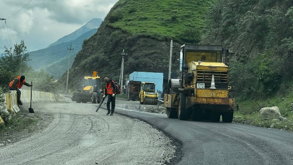 От перекрёстка улиц Льянова и Базоркина до улицы Мамилова в с.п. Джейрах началась укладка первого слоя нового асфальтового покрытия. Современная технология обеспечит жителям гладкую дорогу и комфортное передвижение, делая район ещё привлекательнее и уютнее.