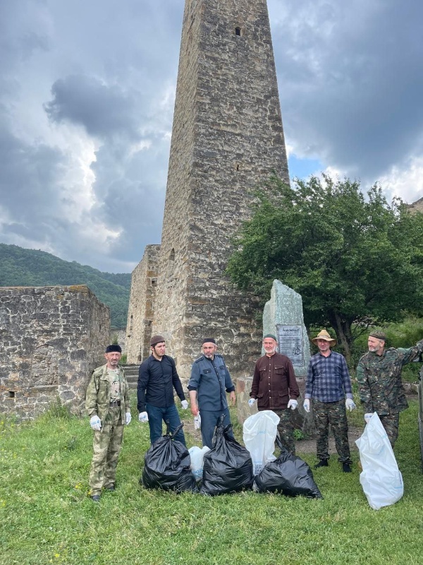 Сотрудники музея-заповедника провели субботник на территории башенного комплекса "Эгикал". Была очищена территория комплекса, собран и вывезен весь мусор. 

Ранее масштабный субботник на территории комплекса, а также вдоль русла реки Аьги-хи - притока Ассы был проведен, приурочив к Международному дню памятников и исторических мест.

А в начале этого месяца мероприятия по сносу незаконных хозяйственных построек была проведены в с. Фуртоуг. 

Призываем всех жителей республики, выезжающих в горную местность соблюдать чистоту и порядок на заповедной территории!!! Ведь чисто не там, где метут, а там, где не сорят. 