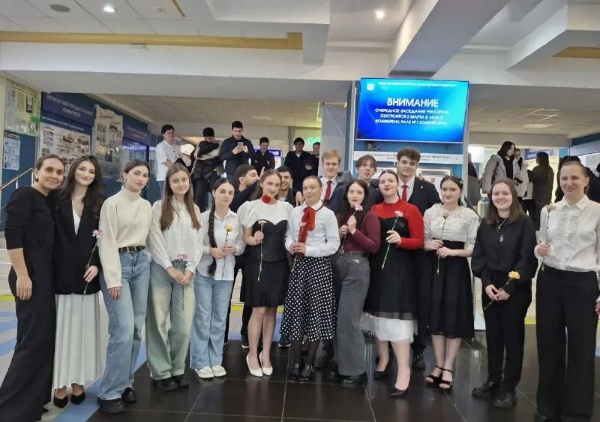 «Человек – мелодия»: в ПГУ отметили 105-летие Арно Бабаджаняна.

Клуб «Духовное наследие» провёл музыкальную перемену, посвящённую 105-летию советского композитора Арно Бабаджанян.

Участники подготовили интерактив о жизни и творчестве мастера и исполнили его известные произведения. Со сцены прозвучали «В нежданный час», «Мой Ереван», а «Королева красоты» была представлена в формате яркого танцевального номера. Завершилось мероприятие знаменитой песней «Лучший город земли».

Музыка Арно Бабаджаняна до сих пор объединяет поколения, а его мелодии остаются живыми и любимыми слушателями.