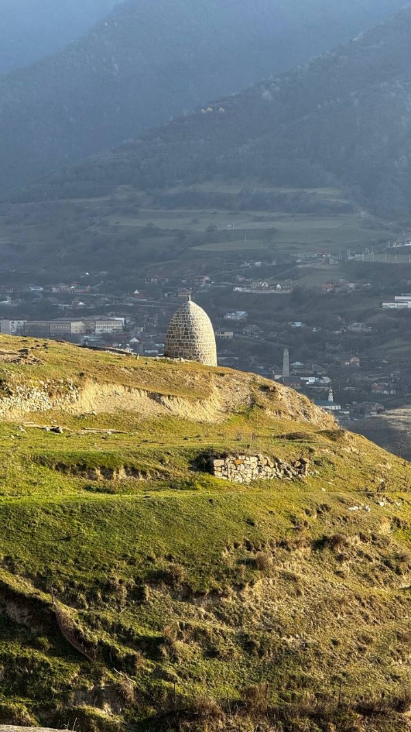 Группа «Сафмар» мецената Микаила Гуцериева работает над  объектами, включая те, что находятся под угрозой исчезновения. В с.п. Джейрах работы  ведутся на башенных комплексах Эбан и Фуртоуг. Проводимая работа — это не просто реставрация камня, это возрождение нашей истории.
