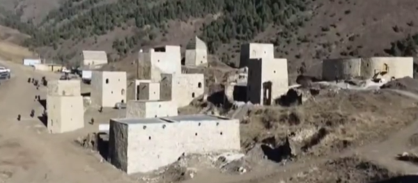 Состоялось открытие Башенного комплекса "Тумги" в горной Ингушетии после двухлетней реставрации. 

На церемонии открытия присутствовали глава Республики Ингушетия Махмуд-Али Калиматов, представитель фонда "САФМАР" Микаил Тумгоев, представители "АСМ Групп" и подрядчика, старейшины и представители тейпа.