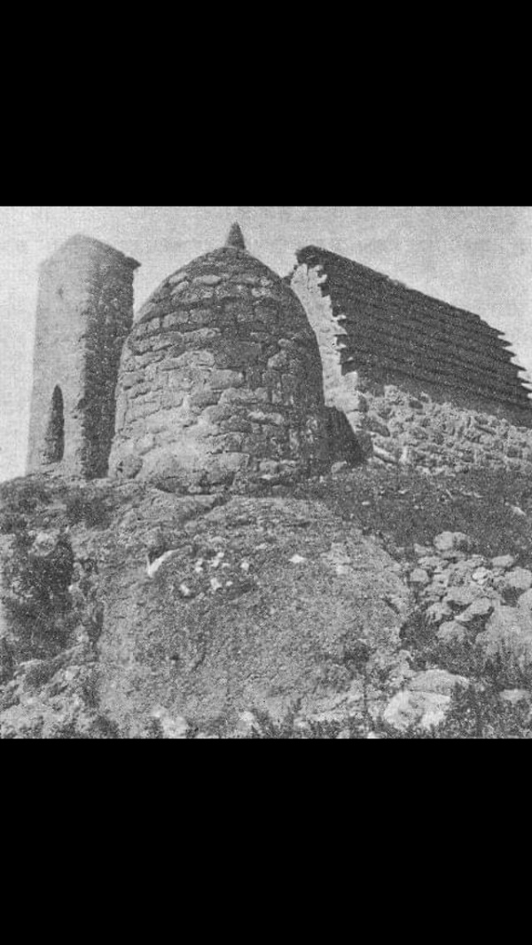 Ядрообразный мавзолей Танги-Каш (Могила Танги), столпообразное святилище и надземный двухярусный  склеп с двускатной ступенчатой кровлей раньше и в нынешнее время. 

Находятся на западной окраине посёлка Эгикал, на громадном скальном валуне.

Мавзолей 18 века, именуется Танги-Каш, в честь захороненного в нём героически павшего в бою местного воина-наездника по имени Танги - родоначальника ингушской фамилии Тангиевых. Таких ядрообразных мавзолеев в Эгикале было два; второй разрушен до основания. Столпообразное святилище рядом с мавзолеем также воздвигнуто в его честь.