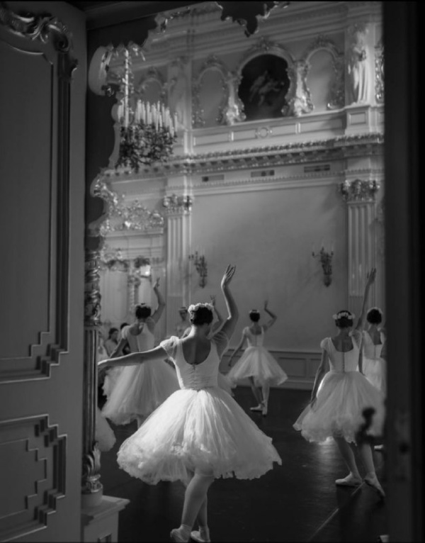 Балет играет важную роль в культурной жизни особняка Мясникова на улице Восстания, 45 в Санкт-Петербурге. В начале ХХ века здесь находился домашний театр знаменитого адвоката Карабчевского. В зале, где сегодня проходят концерты, лекции и балеты, когда-то выступала балерина с мировым именем - Матильда Кшесинская.

15 мая в особняке, отреставрированном по проекту "АСМ", пройдет лекция-концерт посвященная балету с сопровождением артистов арт-центра "Сен-Мишель".
