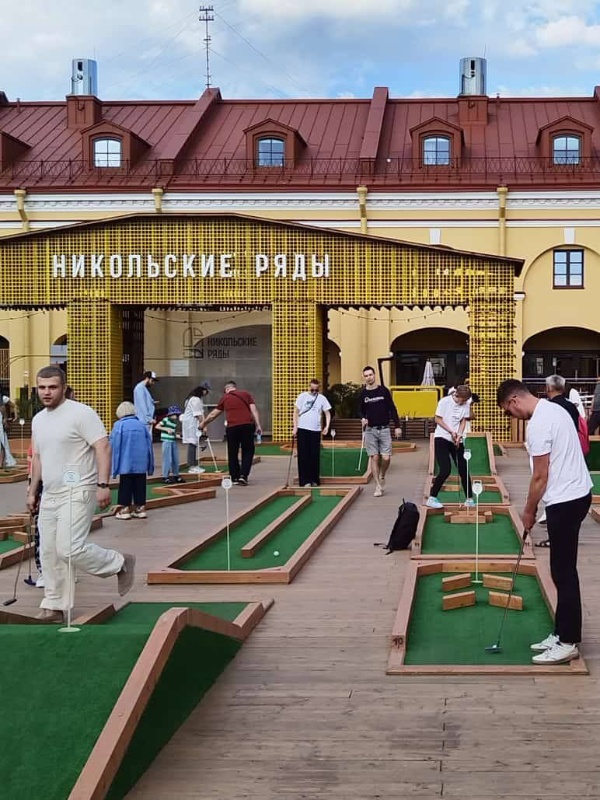 Этим летом пространство внутреннего двора Никольских рядов открыто с 10 утра до 22 часов. Йога на настиле, шахматные турниры, концерты, вкусная еда и конечно полюбившийся мини гольф.

Проект от "АСМ Групп".